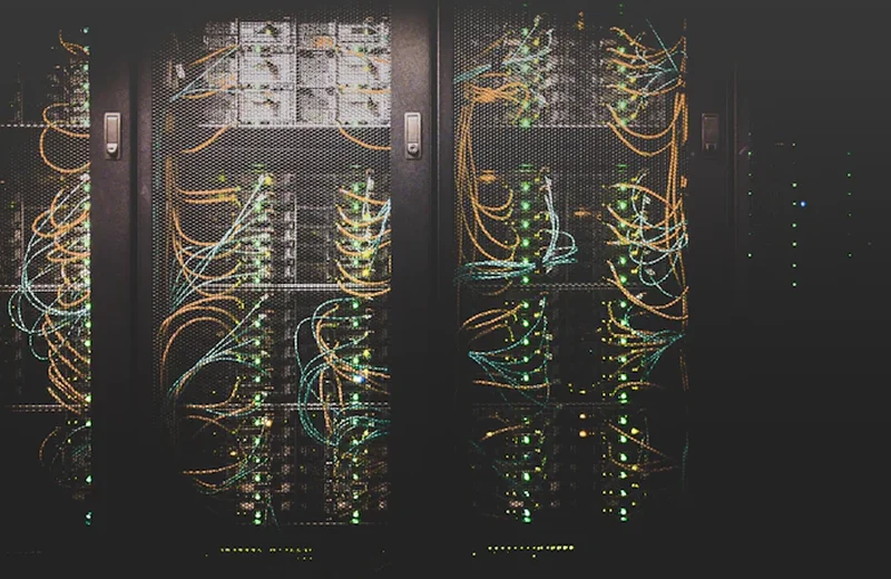 Rack de servidores con fibra óptica